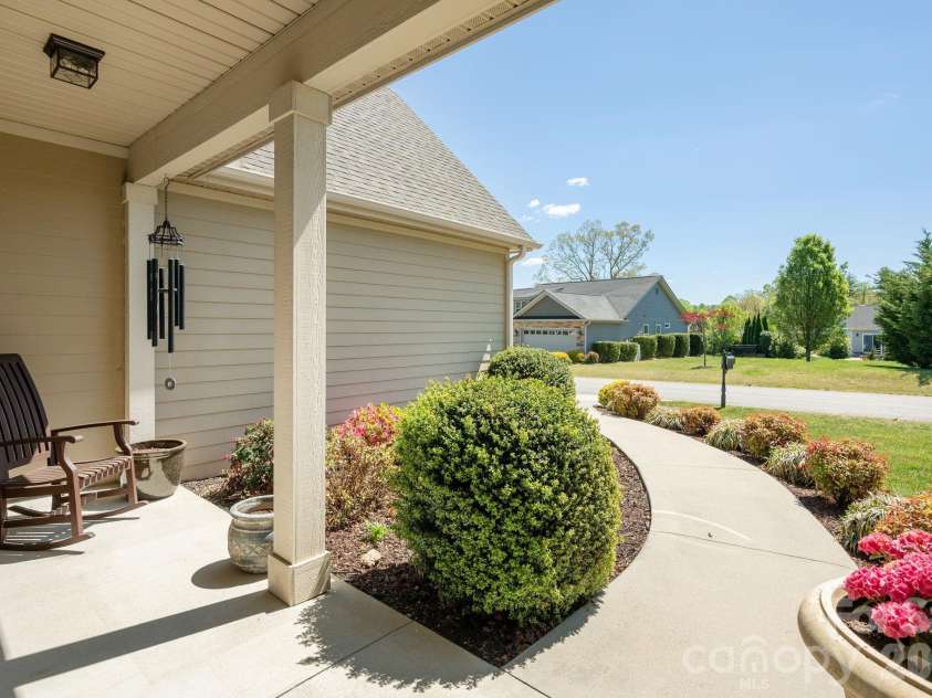31 BLACK IRON Lane, Hendersonville, NC 28792.  MLS# CAR4373966, YatesRealty ID 18131. 
