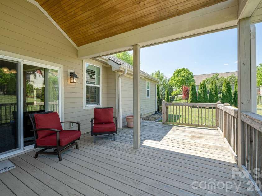 31 BLACK IRON Lane, Hendersonville, NC 28792.  MLS# CAR4373966, YatesRealty ID 18131. 