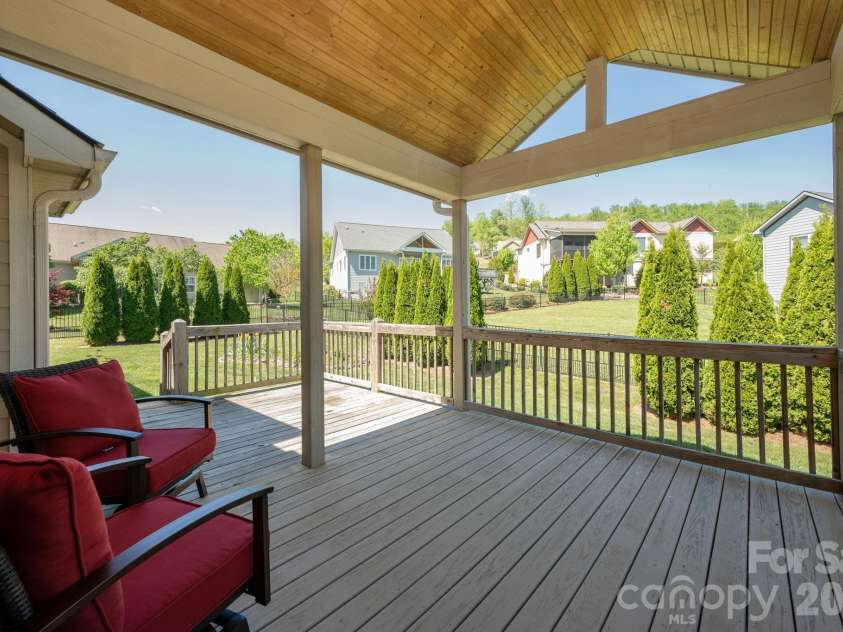 31 BLACK IRON Lane, Hendersonville, NC 28792.  MLS# CAR4373966, YatesRealty ID 18131. 