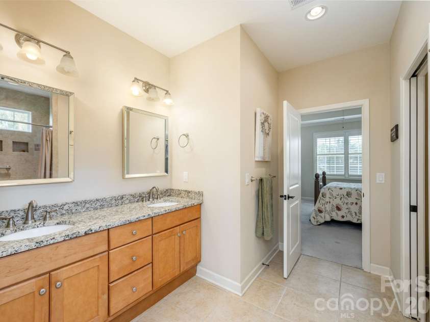 31 BLACK IRON Lane, Hendersonville, NC 28792.  MLS# CAR4373966, YatesRealty ID 18131. 