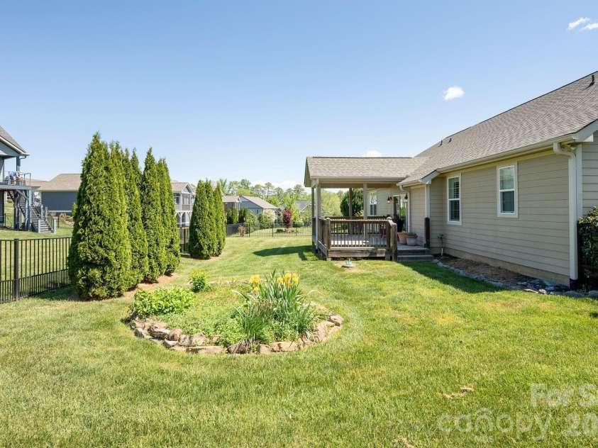 31 BLACK IRON Lane, Hendersonville, NC 28792.  MLS# CAR4373966, YatesRealty ID 18131. 