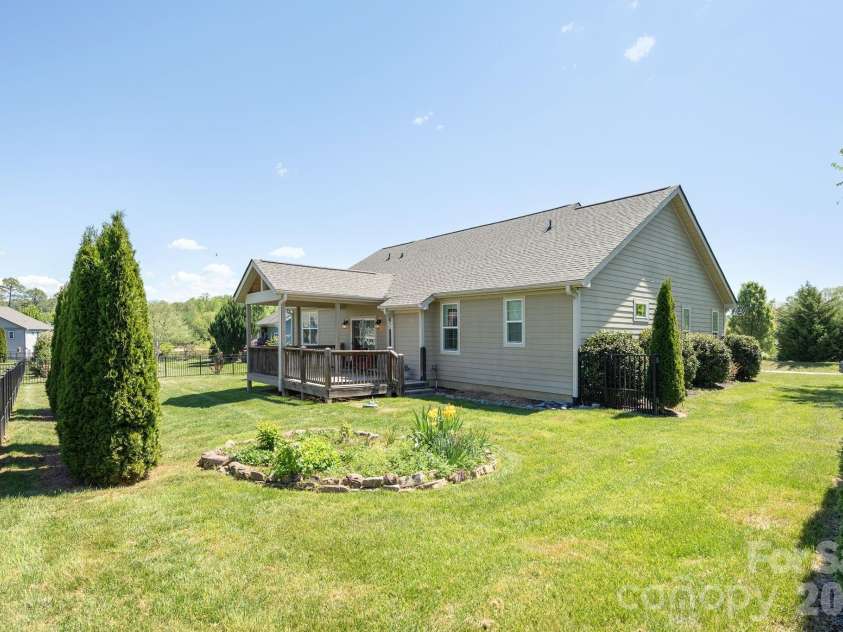 31 BLACK IRON Lane, Hendersonville, NC 28792.  MLS# CAR4373966, YatesRealty ID 18131. 