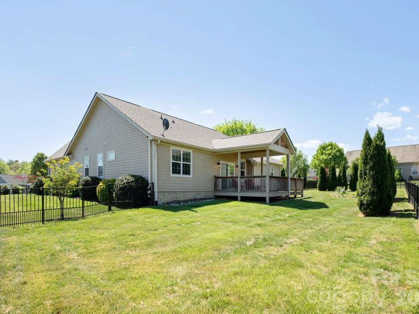 31 BLACK IRON Lane, Hendersonville, NC 28792.  MLS# CAR4373966, YatesRealty ID 18131. 