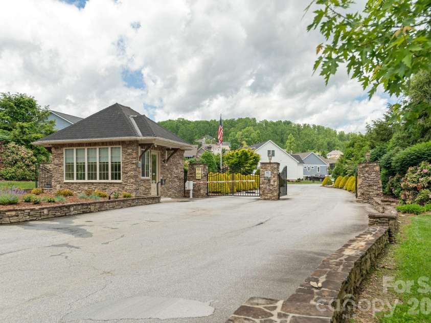 31 BLACK IRON Lane, Hendersonville, NC 28792.  MLS# CAR4373966, YatesRealty ID 18131. 
