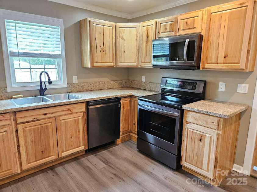 1058 Hunter Street, Morganton, NC 28655.  MLS# CAR4257998, YatesRealty ID 18132. 