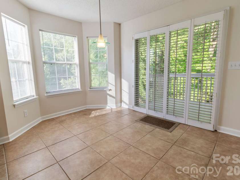 9313 Four Mile Creek Road, Charlotte, NC 28277.  MLS# CAR4366385, YatesRealty ID 18133. Eating Area