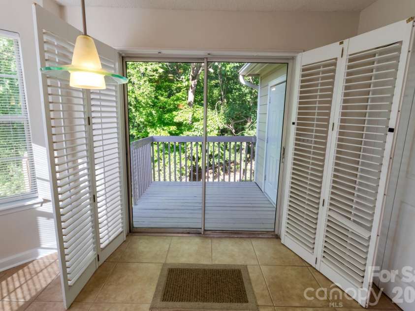 9313 Four Mile Creek Road, Charlotte, NC 28277.  MLS# CAR4366385, YatesRealty ID 18133. Eating area