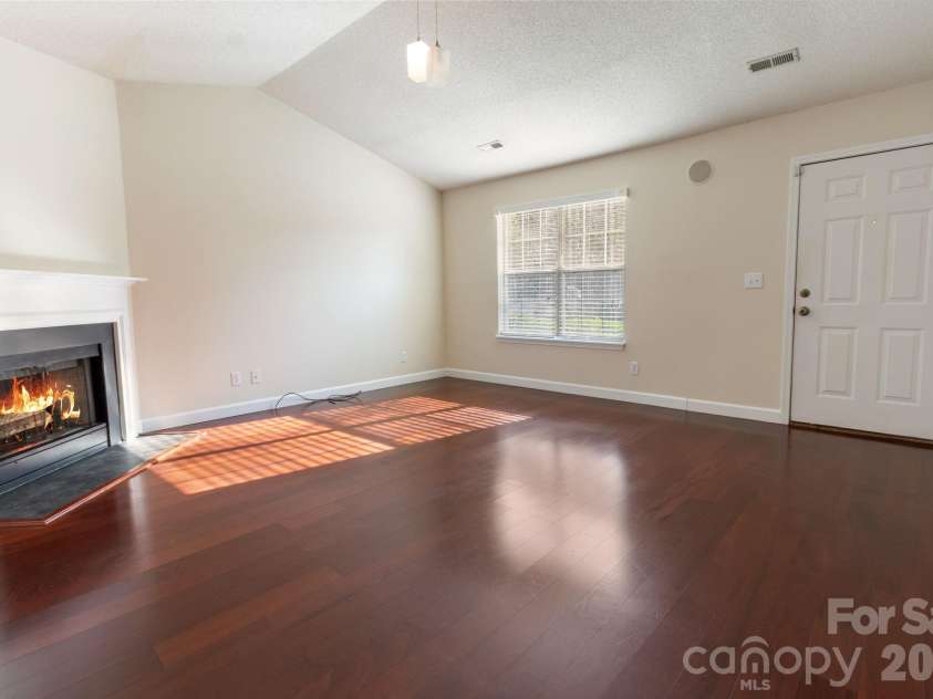 9313 Four Mile Creek Road, Charlotte, NC 28277.  MLS# CAR4366385, YatesRealty ID 18133. Great room