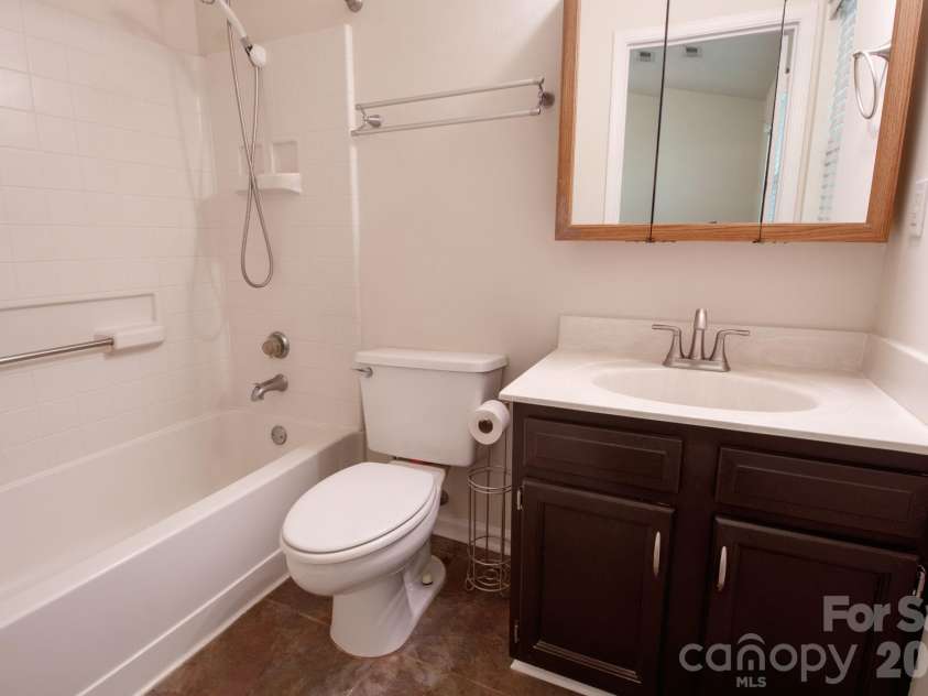 9313 Four Mile Creek Road, Charlotte, NC 28277.  MLS# CAR4366385, YatesRealty ID 18133. Primary Bath