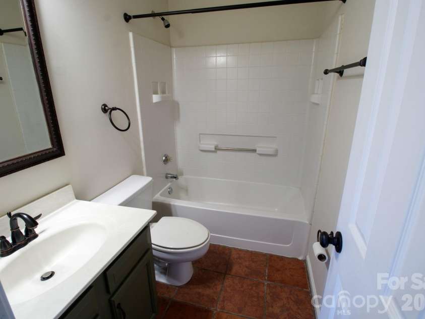 9313 Four Mile Creek Road, Charlotte, NC 28277.  MLS# CAR4366385, YatesRealty ID 18133. Secondary Bath