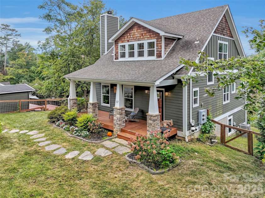 17 Elkmont Terrace, Asheville, NC 28804.  MLS# CAR4298247, YatesRealty ID 18136. Welcome home to 17 Elkmont Terrace!