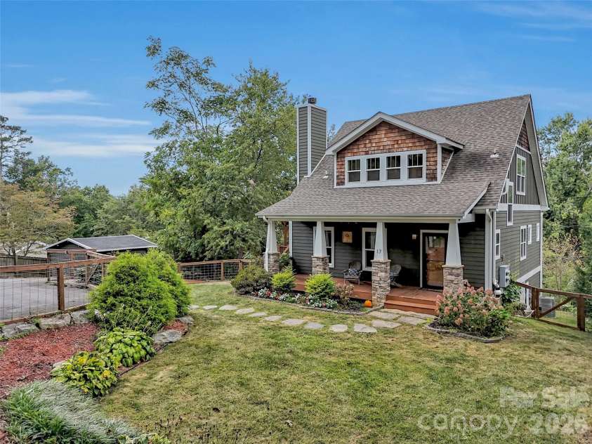 17 Elkmont Terrace, Asheville, NC 28804.  MLS# CAR4298247, YatesRealty ID 18136. Welcome home to 17 Elkmont Terrace!