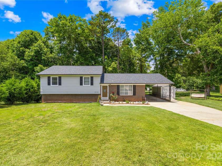 416 Donna Avenue, Gastonia, NC 28052.  MLS# CAR4268731, YatesRealty ID 18137. 