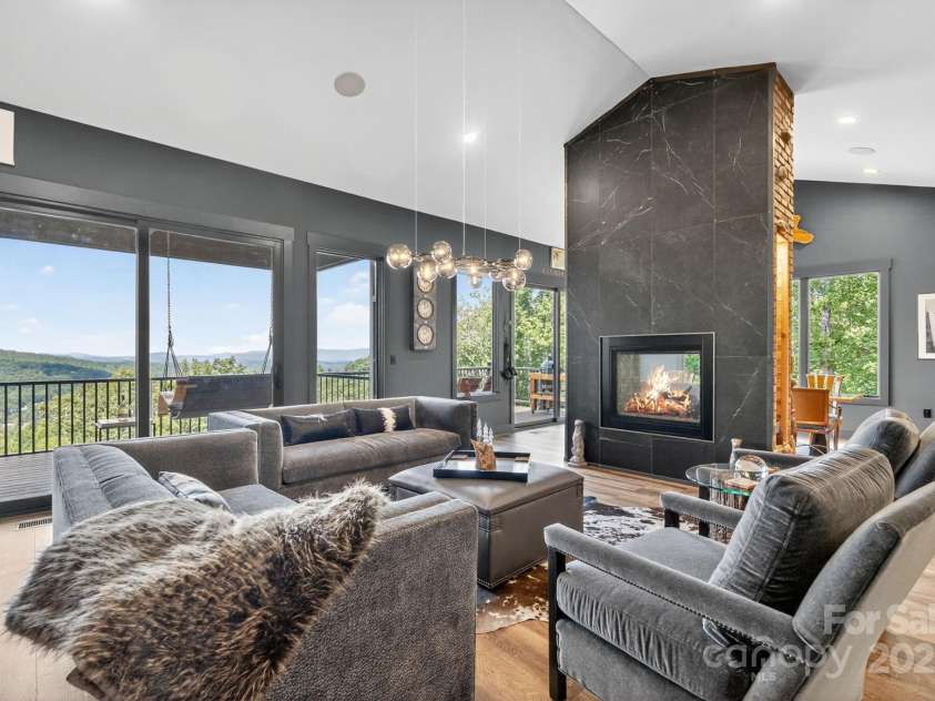 36 Northland Court, Flat Rock, NC 28731.  MLS# CAR4293031, YatesRealty ID 1814. Great room