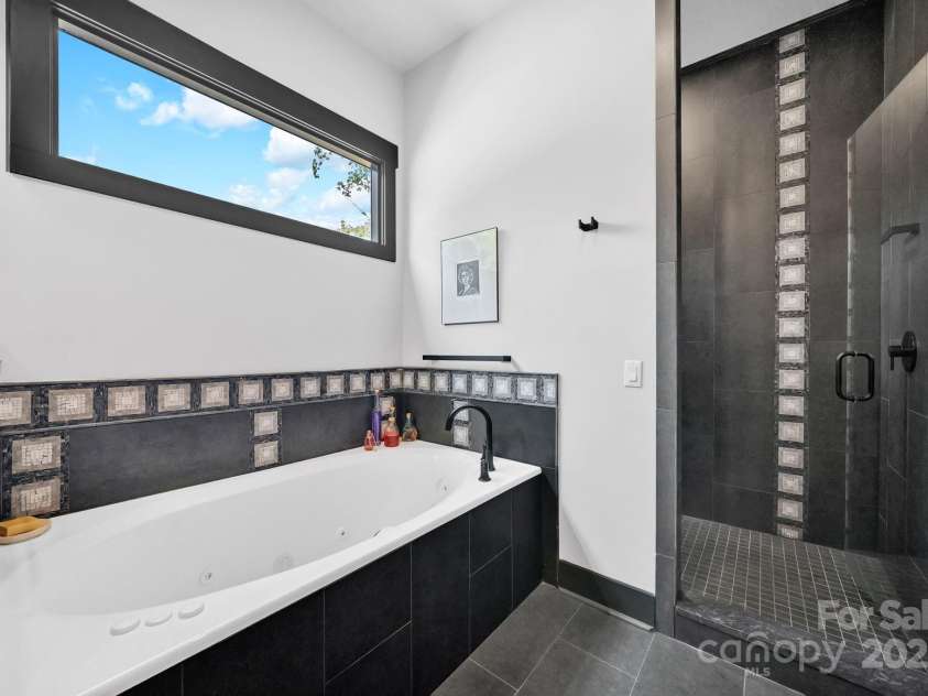 36 Northland Court, Flat Rock, NC 28731.  MLS# CAR4293031, YatesRealty ID 1814. Primary jetted tub