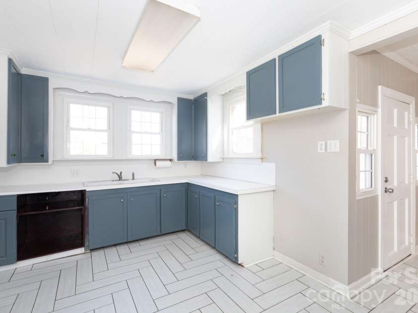 1402 Brantley Road, Kannapolis, NC 28083.  MLS# CAR4320766, YatesRealty ID 18145. Bright kitchen