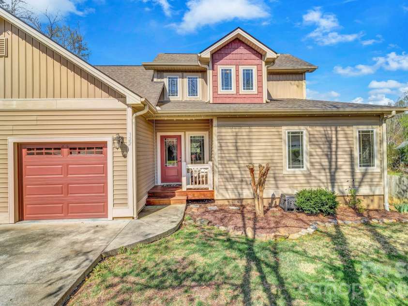 122 Craggy Street, Black Mountain, NC 28711.  MLS# CAR4362771, YatesRealty ID 18146. 