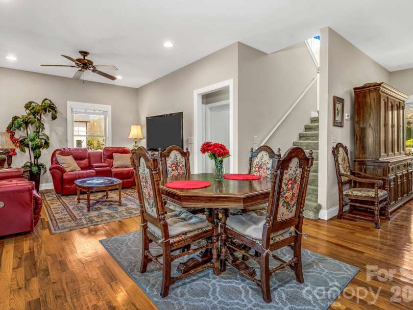 122 Craggy Street, Black Mountain, NC 28711.  MLS# CAR4362771, YatesRealty ID 18146. 