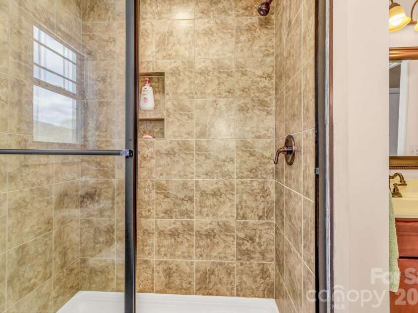 122 Craggy Street, Black Mountain, NC 28711.  MLS# CAR4362771, YatesRealty ID 18146. Upper full bathroom.