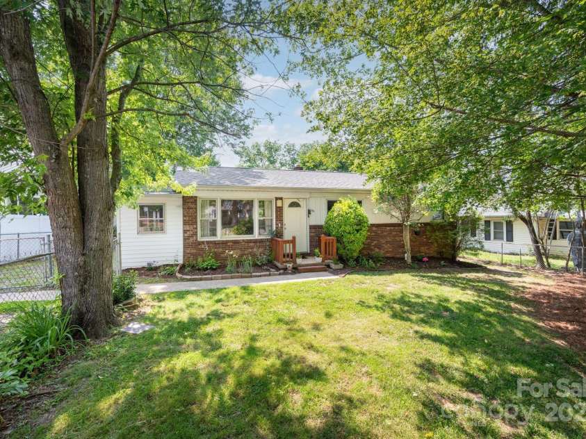 189 Onteora Boulevard, Asheville, NC 28803.  MLS# CAR4266756, YatesRealty ID 18146. Charming One Story Oakley Home