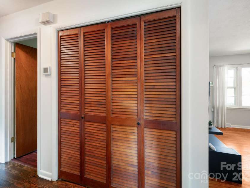 189 Onteora Boulevard, Asheville, NC 28803.  MLS# CAR4266756, YatesRealty ID 18146. Coat Closet/ Pantry