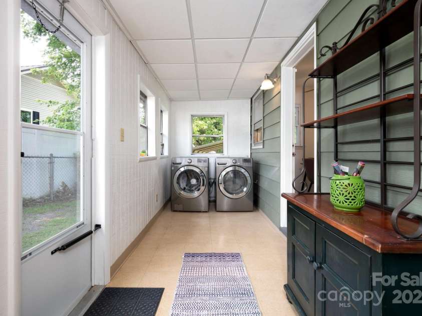 189 Onteora Boulevard, Asheville, NC 28803.  MLS# CAR4266756, YatesRealty ID 18146. Convenient Laundry * Ideal Mudroom