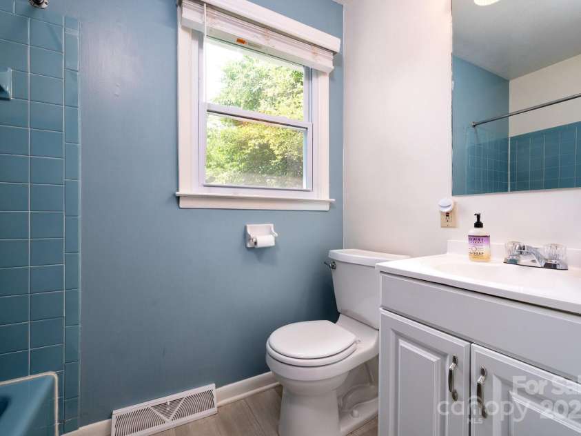 189 Onteora Boulevard, Asheville, NC 28803.  MLS# CAR4266756, YatesRealty ID 18146. Darling Full Bathroom