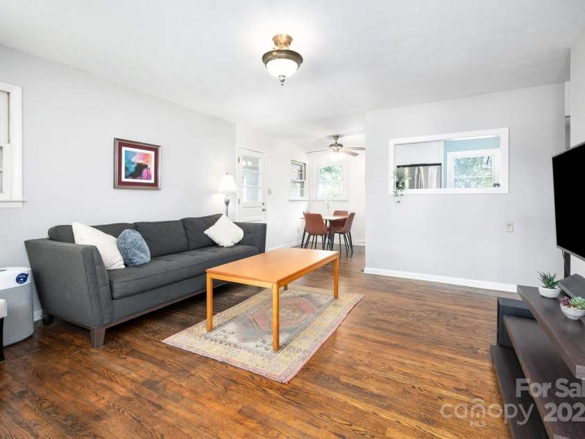 189 Onteora Boulevard, Asheville, NC 28803.  MLS# CAR4266756, YatesRealty ID 18146. Flowing Floor Plan