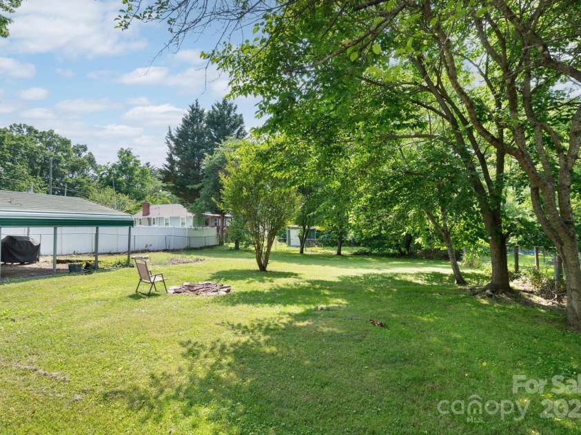 189 Onteora Boulevard, Asheville, NC 28803.  MLS# CAR4266756, YatesRealty ID 18146. Huge, Fenced-in Back Yard