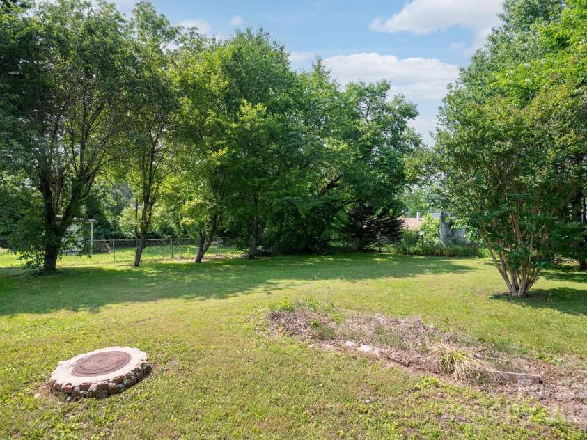 189 Onteora Boulevard, Asheville, NC 28803.  MLS# CAR4266756, YatesRealty ID 18146. Incredible Space to Garden