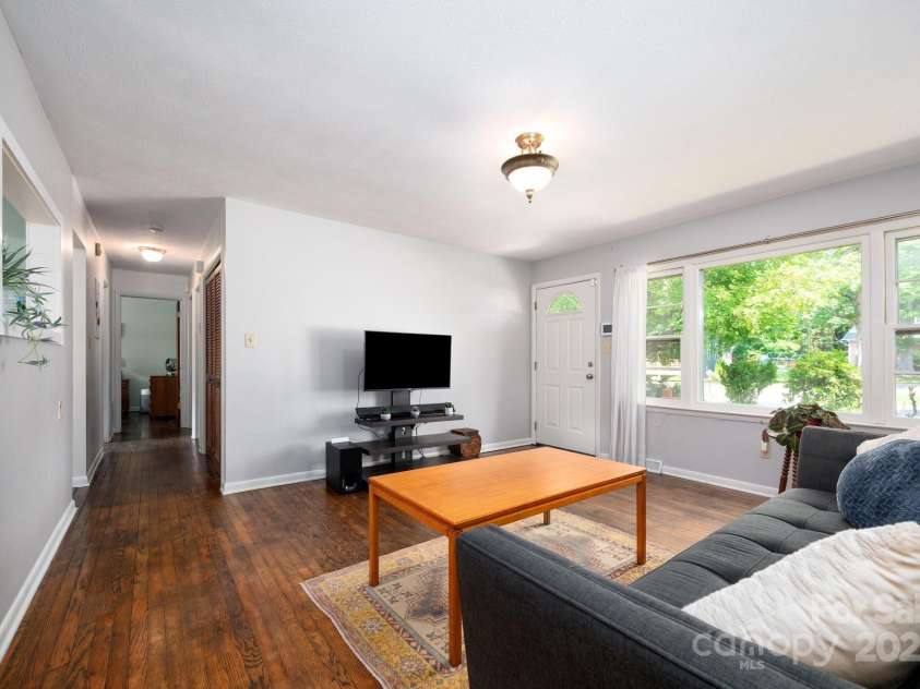 189 Onteora Boulevard, Asheville, NC 28803.  MLS# CAR4266756, YatesRealty ID 18146. Large Picture Window * Hardwood Floors