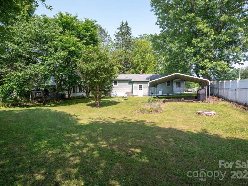 189 Onteora Boulevard, Asheville, NC 28803.  MLS# CAR4266756, YatesRealty ID 18146. Perfect for Pets, Play, and Hobbies