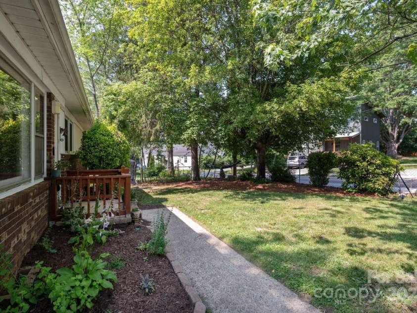 189 Onteora Boulevard, Asheville, NC 28803.  MLS# CAR4266756, YatesRealty ID 18146. Walkway Leads to Front Door