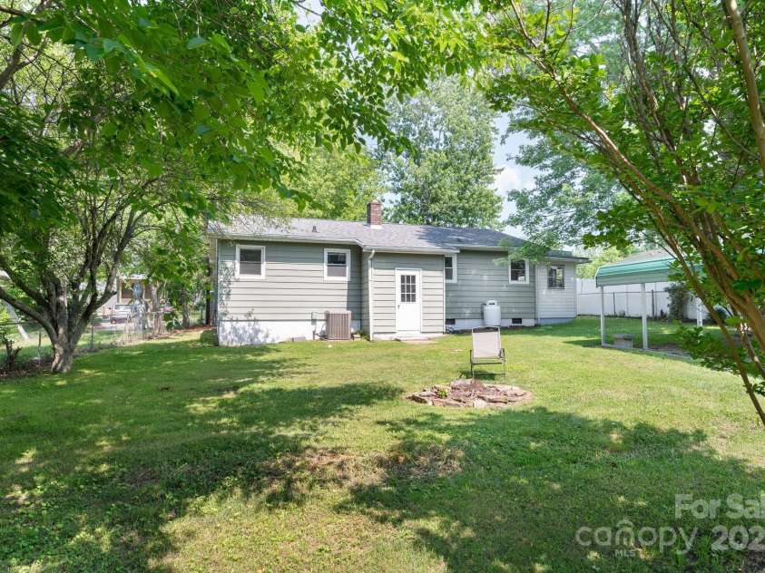 189 Onteora Boulevard, Asheville, NC 28803.  MLS# CAR4266756, YatesRealty ID 18146. Well Maintained Exterior