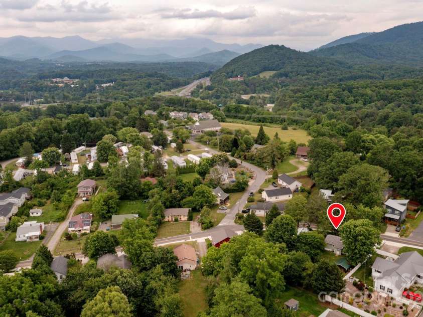 189 Onteora Boulevard, Asheville, NC 28803.  MLS# CAR4266756, YatesRealty ID 18146. Wonderfully Located
