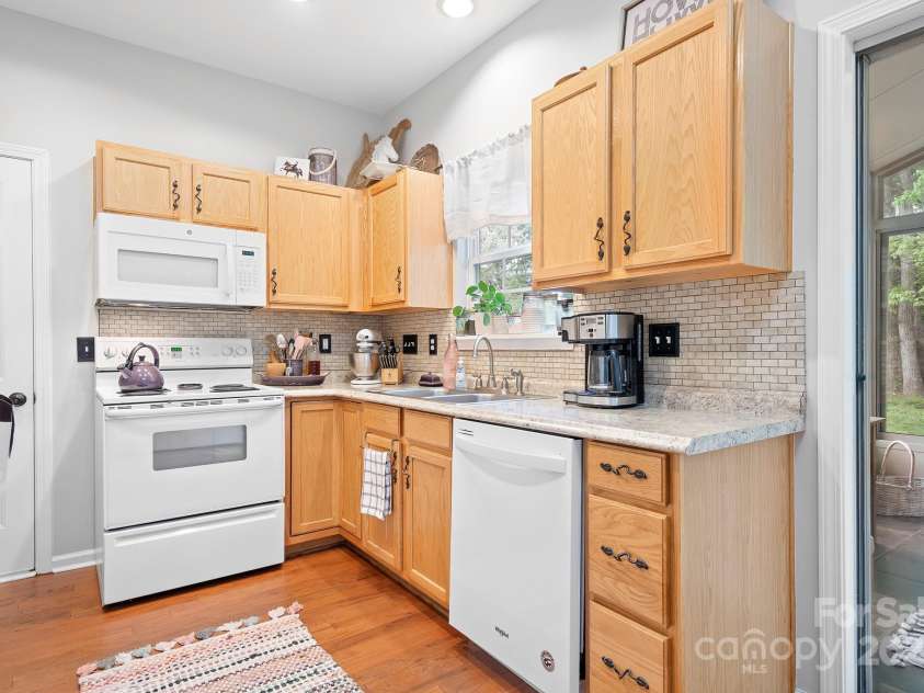 137 Valley Glen Drive, Troutman, NC 28166.  MLS# CAR4251325, YatesRealty ID 18147. Kitchhen