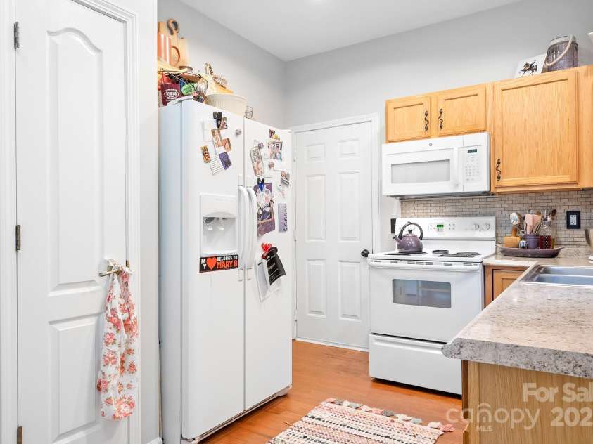 137 Valley Glen Drive, Troutman, NC 28166.  MLS# CAR4251325, YatesRealty ID 18147. Kitchhen