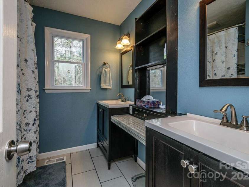 520 Corbly Drive, Hendersonville, NC 28739.  MLS# CAR4214880, YatesRealty ID 18148. Main Level Bathroom