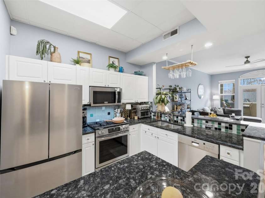 405 7th Street, Charlotte, NC 28202.  MLS# CAR4355522, YatesRealty ID 18152. 