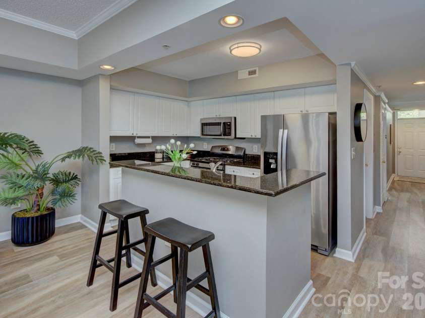 405 7th Street, Charlotte, NC 28202.  MLS# CAR4384927, YatesRealty ID 18152. 