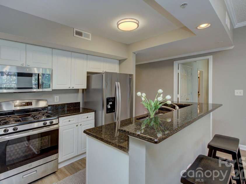 405 7th Street, Charlotte, NC 28202.  MLS# CAR4384927, YatesRealty ID 18152. 