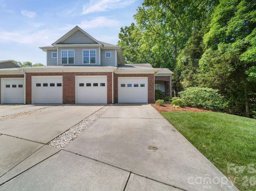 13339 Mint Lake Drive, Matthews, NC 28105.  MLS# CAR4373352, YatesRealty ID 18154. 