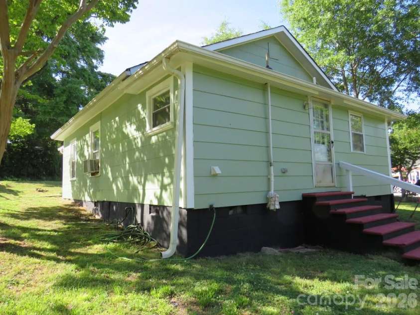 406 River Drive, Gaffney, SC 29340.  MLS# CAR4376358, YatesRealty ID 18155. 