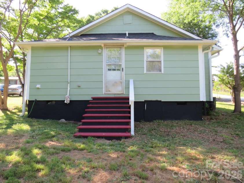406 River Drive, Gaffney, SC 29340.  MLS# CAR4376358, YatesRealty ID 18155. 