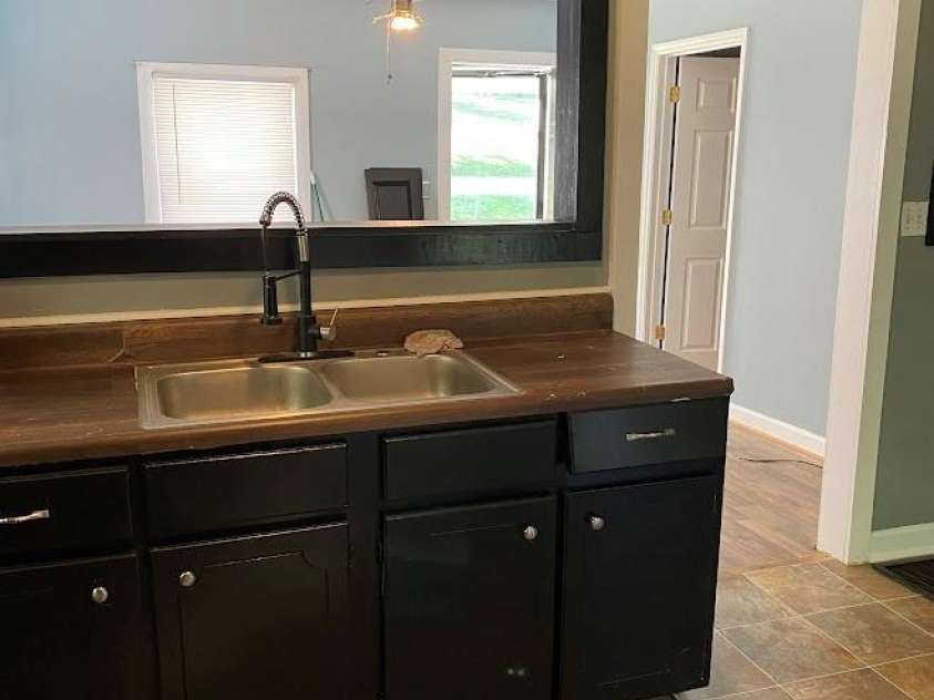 406 River Drive, Gaffney, SC 29340.  MLS# CAR4376358, YatesRealty ID 18155. 