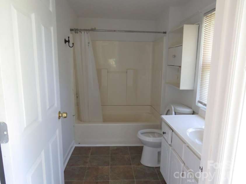 406 River Drive, Gaffney, SC 29340.  MLS# CAR4376358, YatesRealty ID 18155. 