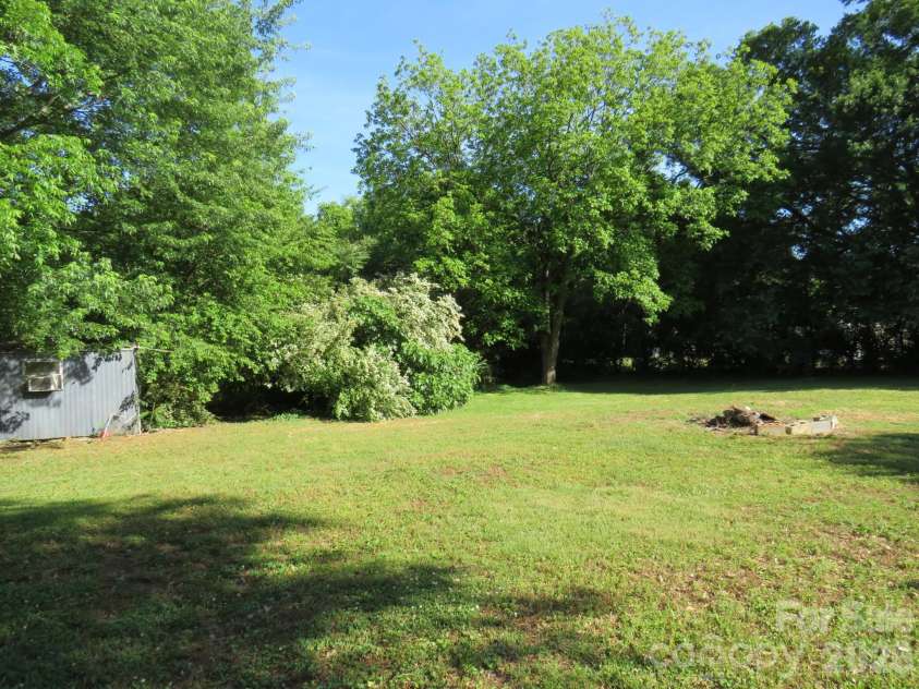 406 River Drive, Gaffney, SC 29340.  MLS# CAR4376358, YatesRealty ID 18155. 