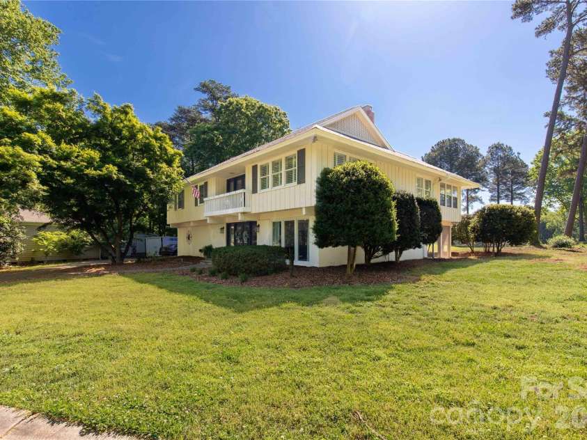 22 Honeysuckle Lane, Lake Wylie, SC 29710.  MLS# CAR4357913, YatesRealty ID 18156. 