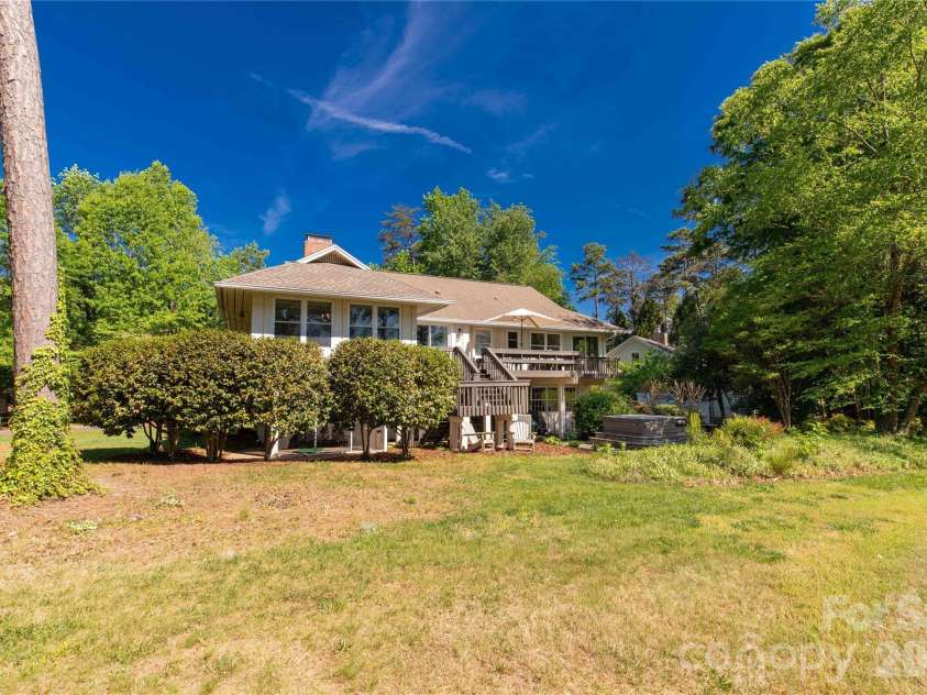 22 Honeysuckle Lane, Lake Wylie, SC 29710.  MLS# CAR4357913, YatesRealty ID 18156. 