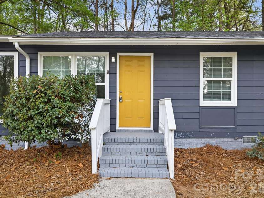 5143 Delivau Drive, Charlotte, NC 28215.  MLS# CAR4364426, YatesRealty ID 18157. 